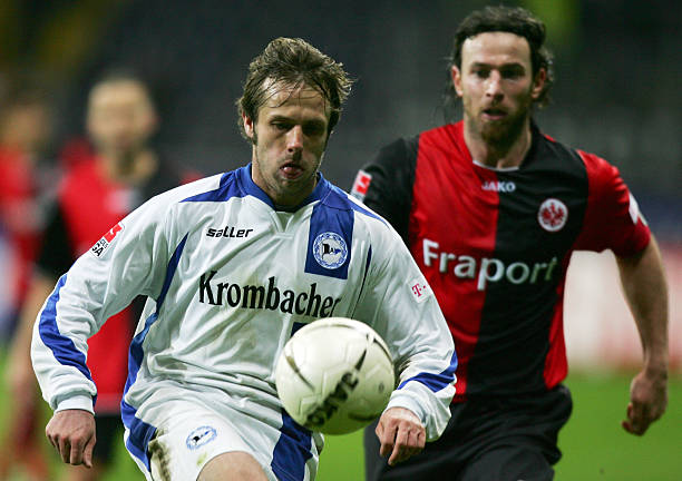 坐在替补席 坐在替补席