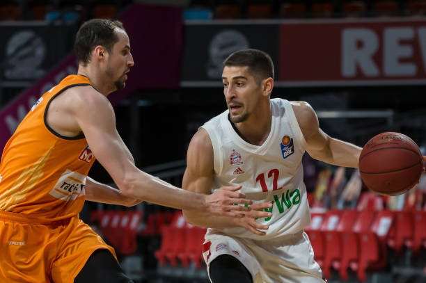 在陡峭的岩 在陡峭的岩